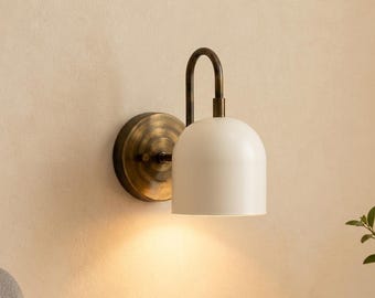 Aplique de pared de latón hecho a mano - Lámpara de pared moderna de mediados de siglo - Lámpara de latón con pantalla de cúpula - Iluminación de pared minimalista para dormitorio, pasillo,