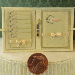 Carta da lettere romantica da donna e buste in una cartella con matita OOAK Dollhouse in scala 1/12