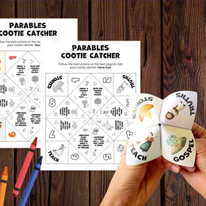 Puede incluir: Un juego de comecocos de papel Parables Cootie Catcher con texto e ilustraciones impresas. El set incluye dos hojas de actividades planas con instrucciones y un comecocos de papel plegado, acompañado de tres ceras de colores.