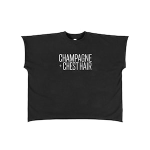 Könnte beinhalten: Ein schwarzes kurzärmeliges T-Shirt mit weiter, kastiger Passform und Rundhalsausschnitt. Auf der Brust befindet sich der weiße Schriftzug "CHAMPAGNE + CHEST HAIR" in einer klaren serifenlosen Schrift. Das Kleidungsstück hat einen geraden Saum.