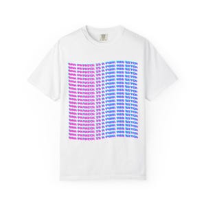 Puede incluir: Una camiseta blanca de manga corta con un estampado gráfico repetitivo del texto 'DAN PATRICK IS A PUNK ASS BITCH' en una fuente ondulada y distorsionada. El texto se presenta en tonos alternos de rosa brillante y azul cian en el pecho.