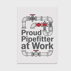 Può includere: Un poster bianco con un'illustrazione grigia di tubi e valvole. Il testo "Proud Pipefitter at Work" è in grassetto grigio. Gli accenti rossi evidenziano le maniglie delle valvole.