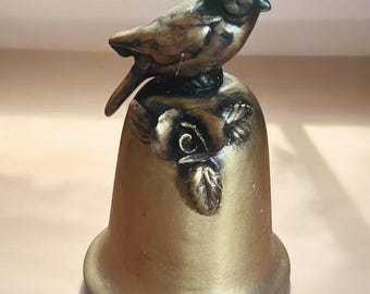 Handbemaltes CottageCore-Porzellan mit Vogel-Knauf