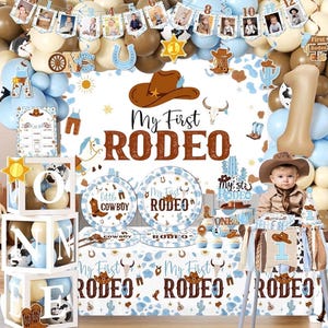 Puede incluir: Una decoración de fiesta temática "My First Rodeo" con globos, decoraciones y una trona. La escena incluye una pancarta, platos y un adorno para pastel, todos con motivos de vaqueros y rodeo. Un bebé con sombrero de vaquero está sentado en la trona.