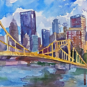 Könnte beinhalten: Ein Aquarellgemälde, das eine Stadtsilhouette mit hohen Gebäuden in Blau-, Violett- und Brauntönen zeigt, mit einer markanten gelben Hängebrücke im Vordergrund, die über ein Gewässer unter einem hellblauen Himmel führt.