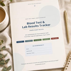 Puede incluir: Un folleto blanco titulado Blood Test & Lab Results Tracker con texto azul oscuro. La portada presenta secciones para Hormones, Thyroid, Iron & Blood, Vitamins y Heart Health, además de un campo para información personal como nombre y médico.