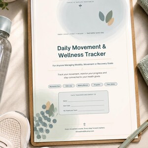 Può includere: Un tracker stampabile per il movimento e il benessere quotidiano su una cartellina. Il documento presenta uno sfondo chiaro con illustrazioni di foglie color verde salvia e marrone chiaro, sezioni di testo e intestazioni.