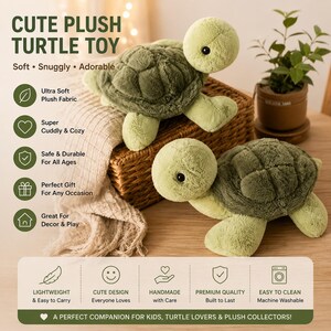 Puede incluir: Dos juguetes de peluche de tortuga con cabezas y extremidades de color verde claro y caparazones texturizados de color verde oscuro. El texto dice CUTE PLUSH TURTLE TOY, Soft, Snuggly, Adorable, Ultra Soft Plush Fabric, Super Cuddly, Safe, Durable, Perfect Gift, Decor, Play, Lightweight, Cute Design, Handmade, Premium Quality, Easy to Clean y A PERFECT COMPANION FOR KIDS, TURTLE LOVERS & PLUSH COLLECTORS.