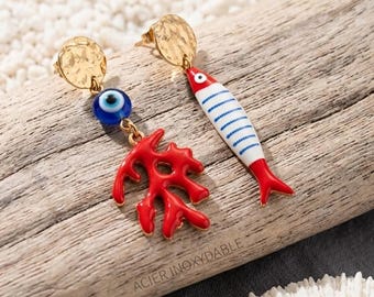 Asymmetrische vergulde roestvrijstalen oorbellen, geëmailleerde vishanger en rood koraal met beschermend blauw oog, zomerse nautische sieraden