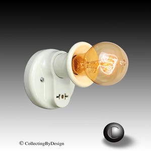 Puede incluir: Un aplique de luz de estilo vintage con una base de porcelana blanca y una bombilla Edison de tonos c&aacute;lidos. La bombilla redonda emite un brillo &aacute;mbar suave. El aplique est&aacute; dise&ntilde;ado para montaje en pared y tiene una est&eacute;tica industrial cl&aacute;sica.