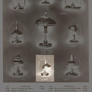 Puede incluir: Un anuncio de l&aacute;mparas de escritorio Markel, con varios dise&ntilde;os en bronce y cromo. Las l&aacute;mparas var&iacute;an en altura, algunas miden 30 cm. El anuncio incluye una lista de precios y el texto "MARKEL DESK LAMPS".