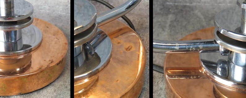 Puede incluir: Primer plano de una base de l&aacute;mpara vintage con una base circular de color cobre y un v&aacute;stago de metal cromado brillante. La base muestra signos de edad y desgaste, con un acabado ligeramente deslustrado. El dise&ntilde;o de la l&aacute;mpara es una mezcla de estilos industrial y retro.