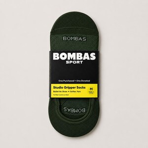 Pode incluir: Meias Studio Gripper Bombas verde escuro, tamanho M, com o nome da marca e "SPORT" impressos na embalagem. A embalagem tamb&eacute;m diz "One Purchased = One Donated". As meias s&atilde;o projetadas para bal&eacute; e s&atilde;o feitas com fio Softec.