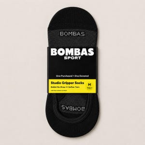 Pode incluir: Meias Studio Gripper pretas da Bombas. Estas meias invis&iacute;veis de ballet s&atilde;o feitas com fio Softec e t&ecirc;m uma sola aderente. A embalagem inclui o logotipo da Bombas Sport e o texto "One Purchased = One Donated."