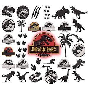 Pode incluir: Uma coleção de gráficos com tema de dinossauros, incluindo silhuetas de vários dinossauros, pegadas de dinossauros e o logotipo "Jurassic Park" em vermelho e dourado. Outros gráficos incluem palmeiras e texto.