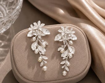 Matzilveren bloemcascadeoorbellen, bruidsparelhanger, cottagecore botanische bladsieraden, elegante Franse vintage cadeau voor haar