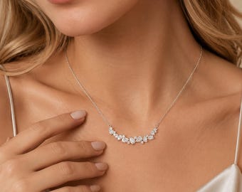 Sierlijke kristallen clusterstaafketting, zilveren gebogen diamanten golfhanger, elegante minimalistische bruidssieraden, glinsterend huwelijkscadeau voor haar