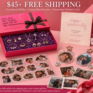 Puede incluir: Un set de regalo de San Valent&iacute;n con una caja rosa que contiene joyas, una tarjeta, llaveros con fotos y pegatinas. La caja est&aacute; abierta, revelando collares, pendientes y anillos. La tarjeta dice "Feliz D&iacute;a de San Valent&iacute;n."