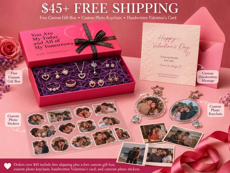 Puede incluir: Un set de regalo de San Valent&iacute;n con una caja rosa que contiene joyas, una tarjeta, llaveros con fotos y pegatinas. La caja est&aacute; abierta, revelando collares, pendientes y anillos. La tarjeta dice "Feliz D&iacute;a de San Valent&iacute;n."