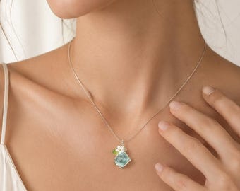 Ruwe aquamarijn stenen ketting met witte bloem, draadgewikkelde blauwe kristallen hanger, grillige cottagecore-sieraden, zomerstrandcadeau voor haar