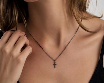 Minimalistische zwarte kruisketting, brons kleine kruisbeeldhanger, sierlijke donkere Academia Goth-sieraden, grunge-uniseks cadeau voor haar hem