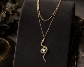 Gouden gelaagde slangenketting, heksenslanghanger met helder kristal, sierlijke donkere Academia gelaagdheid ketting, gotische mythologie cadeau