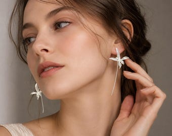 Matzilveren oorbellen orchidee threader, sierlijke bloemen lange druppel hangers, etherische bruids bloem sieraden, grillig minimalistisch cadeau voor haar