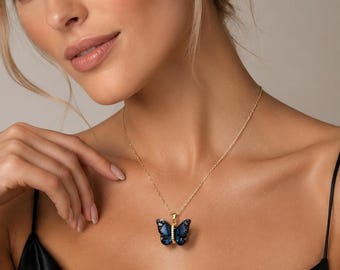 Goudblauwe vlinderketting, sierlijke kristallen insectenhanger choker, glinsterende koningsblauwe strass-sieraden, grillig cadeau voor haar