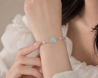 Dubbele kettingarmband blauwe klaver, klaverbladzilveren bedel, sierlijke armband met kristallen bloem, grillige cottagecore-sieraden, cadeau voor haar
