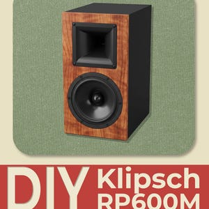 Puede incluir: Un altavoz de estantería con panel frontal de veta de madera, un tweeter de bocina negro y un woofer negro. El texto DIY Klipsch RP600M BY AUDIO440 aparece debajo del altavoz. El altavoz tiene un gabinete rectangular con un panel lateral negro.