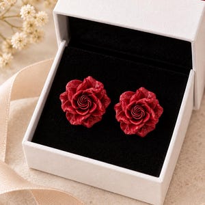 Red Rose Stud Earrings, Sculpted Resin Flowers bild 5