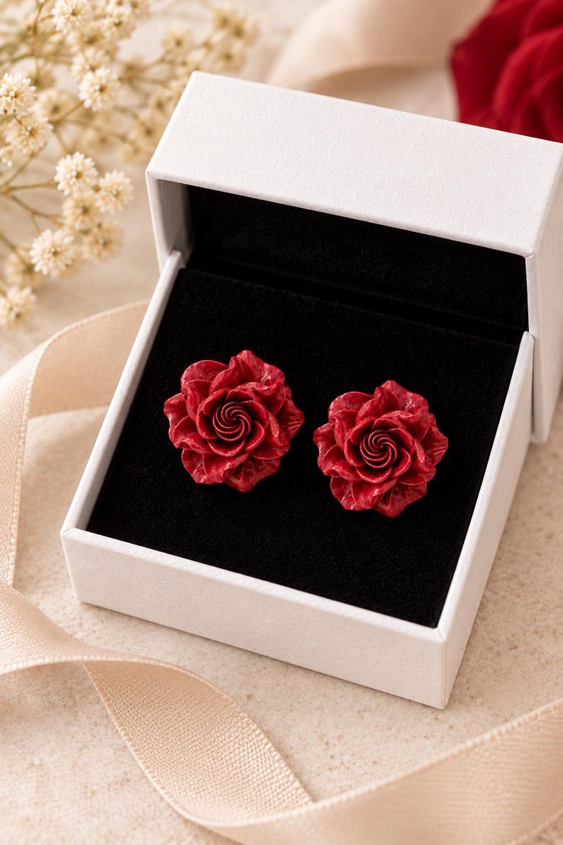Red Rose Stud Earrings, Sculpted Resin Flowers bild 5