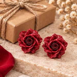 Red Rose Stud Earrings, Sculpted Resin Flowers bild 4