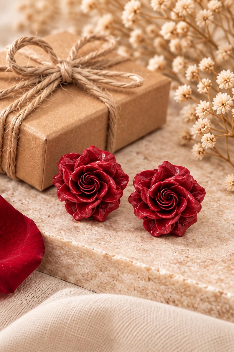 Red Rose Stud Earrings, Sculpted Resin Flowers bild 4