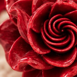 Red Rose Stud Earrings, Sculpted Resin Flowers bild 8