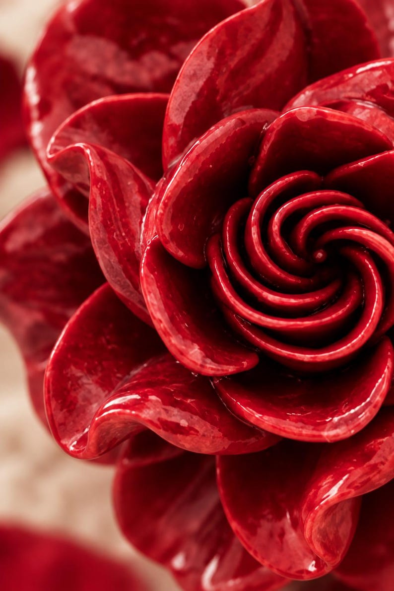 Red Rose Stud Earrings, Sculpted Resin Flowers bild 8