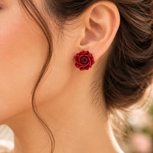 Red Rose Stud Earrings, Sculpted Resin Flowers bild 2