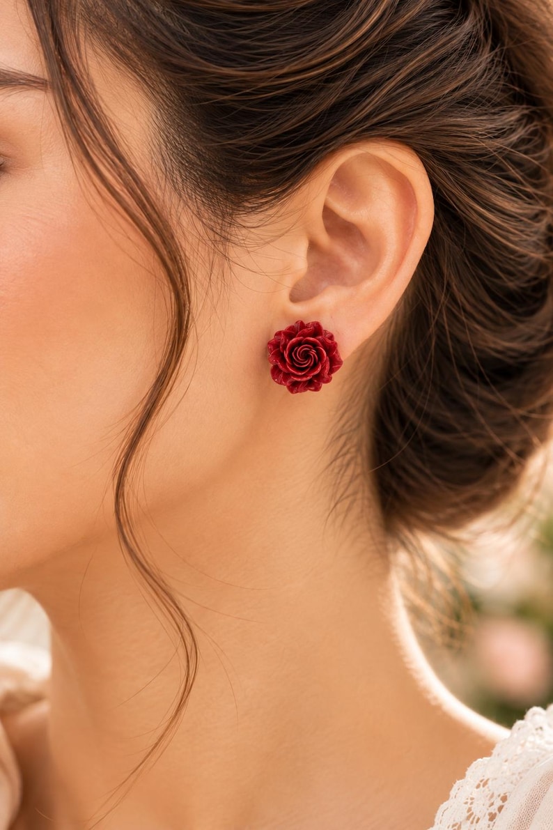 Red Rose Stud Earrings, Sculpted Resin Flowers bild 2