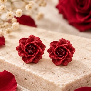 Red Rose Stud Earrings, Sculpted Resin Flowers bild 7