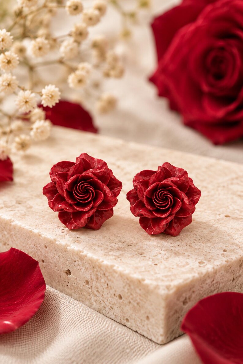 Red Rose Stud Earrings, Sculpted Resin Flowers bild 7