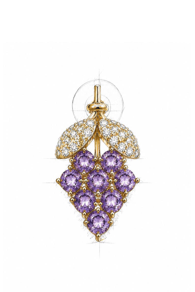 K&ouml;nnte beinhalten: Ein goldfarbenes Schmuckdesign in Form einer Traube. Das Design zeigt runde, violette Edelsteine und kleine, wei&szlig;e Edelsteine. Die Bl&auml;tter sind mit wei&szlig;en Edelsteinen bedeckt. Das Design befindet sich auf wei&szlig;em Hintergrund.