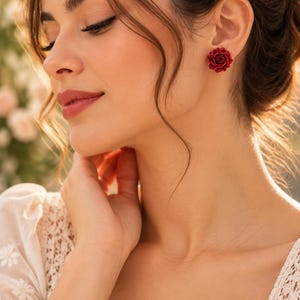 Red Rose Stud Earrings, Sculpted Resin Flowers bild 3