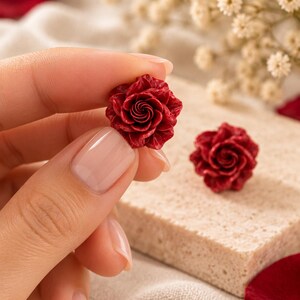 Red Rose Stud Earrings, Sculpted Resin Flowers bild 6