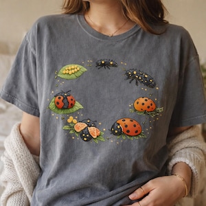 Nyckelpiga livscykelillustration, komfortfärger, naturvetenskaplig konst-t-shirt, entomologilärargåva, unisex passform