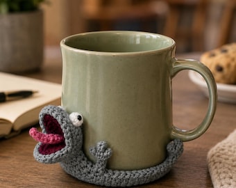 Funny Crochet Lizard Mug Hugger, Handmade Cup Buddy, Cute Crochet Reptile Mug Accessory, Coffee Lover Gift, Desk Decor