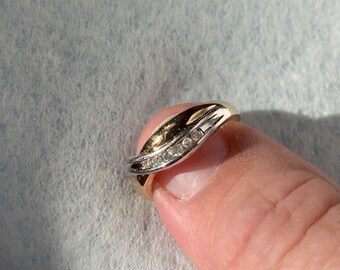 Vintage 10K Gold Ring With 6 Diamonds - approx Size 7 Classic Romantic Look