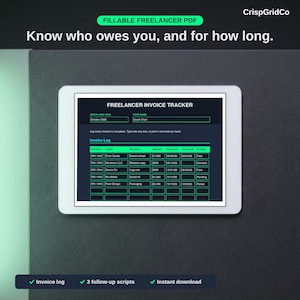 Könnte beinhalten: Ein digitales Tablet zeigt ein ausfüllbares Freelancer-Rechnungs-Tracker-PDF mit dunklem Hintergrund und hellgrünen Akzenten. Der Bildschirm zeigt Spalten für Rechnungsnummer, Kunde, Projekt, Betrag, Fälligkeitsdatum, Zahlungsdatum und Status. Text: FILLABLE FREELANCER PDF, Know who owes you, and for how long.