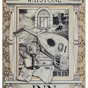 Puede incluir: Ilustración en blanco y negro del letrero de Waystone Inn. La obra de arte incluye un laúd, libros, una copa y una escena de paisaje con un jinete a caballo. El letrero está enmarcado con elementos decorativos y el texto 'WAYSTONE INN'.