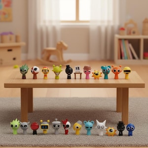 Può includere: Una collezione di figurine colorate e stilizzate con design unici per la testa, disposte su un tavolo di legno. Le figurine presentano varie forme, colori ed espressioni, tra cui un sole, un robot e un personaggio con un computer. Lo sfondo include un tappeto e una finestra.
