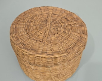 Set di 4 cestini impilabili in rafia intrecciata con coperchio, in porcellana.